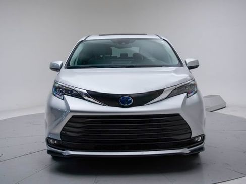 Used 2025 Toyota Sienna XLE FWD image 24