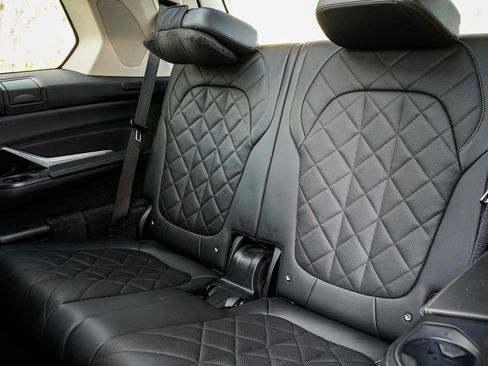 Used 2023 BMW X7 xDrive40i w/ Executive Package image 19