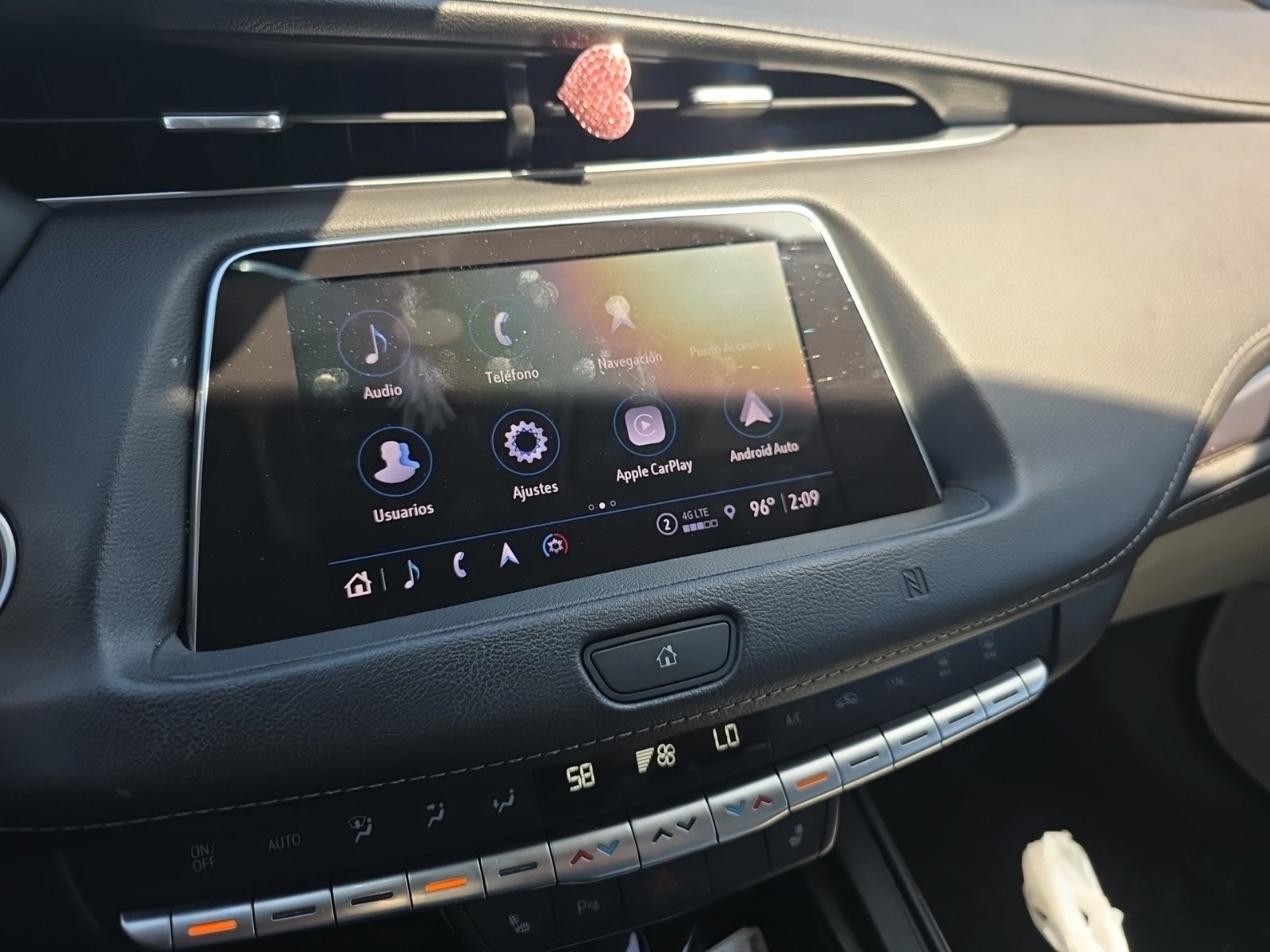 Used 2021 Cadillac XT4 Luxury w/ Cold Weather Package FWD image 7