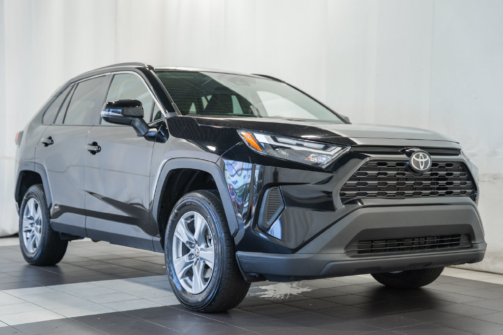Certified 2025 Toyota RAV4 XLE AWD/4WD image 1
