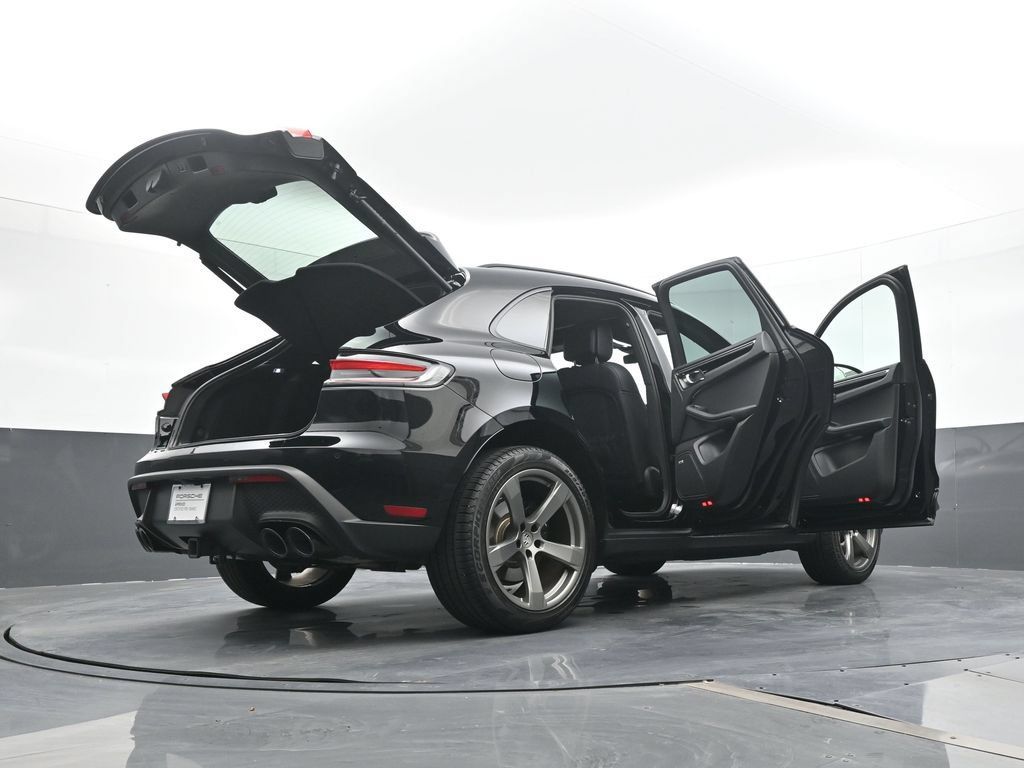 Certified 2025 Porsche Macan AWD/4WD image 27