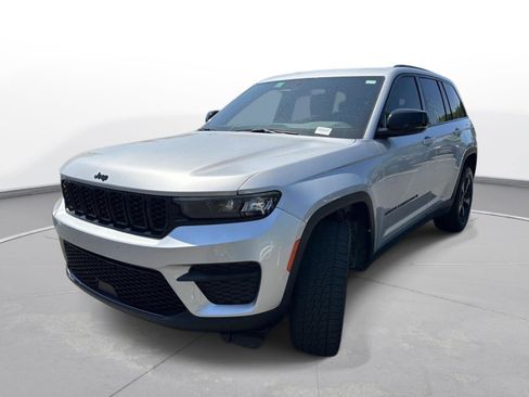 Used 2024 Jeep Grand Cherokee Altitude image 2