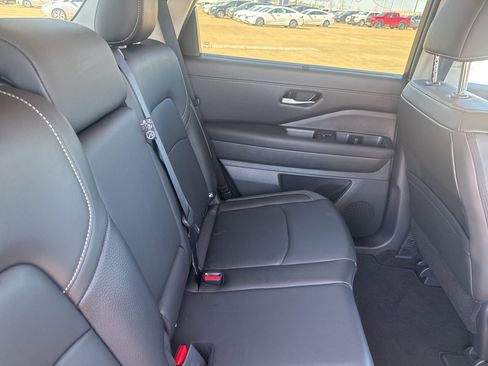 Certified 2025 Nissan Pathfinder SL image 36