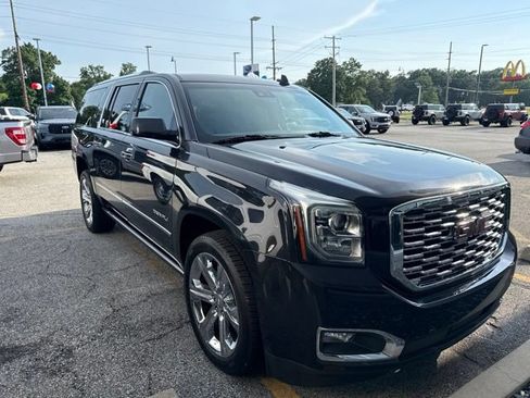 Used 2020 GMC Yukon XL Denali w/ Denali Premium Package AWD/4WD image 3