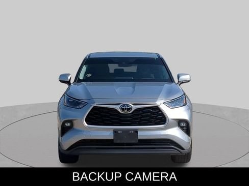 Used 2023 Toyota Highlander LE FWD image 2
