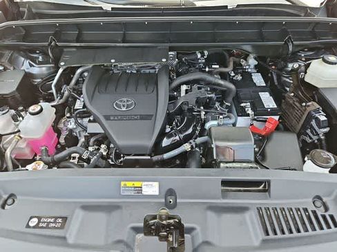 Used 2024 Toyota Highlander LE FWD image 12