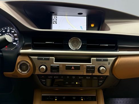 Used 2018 Lexus ES 350 w/ Luxury Package w/Wood Trim image 24