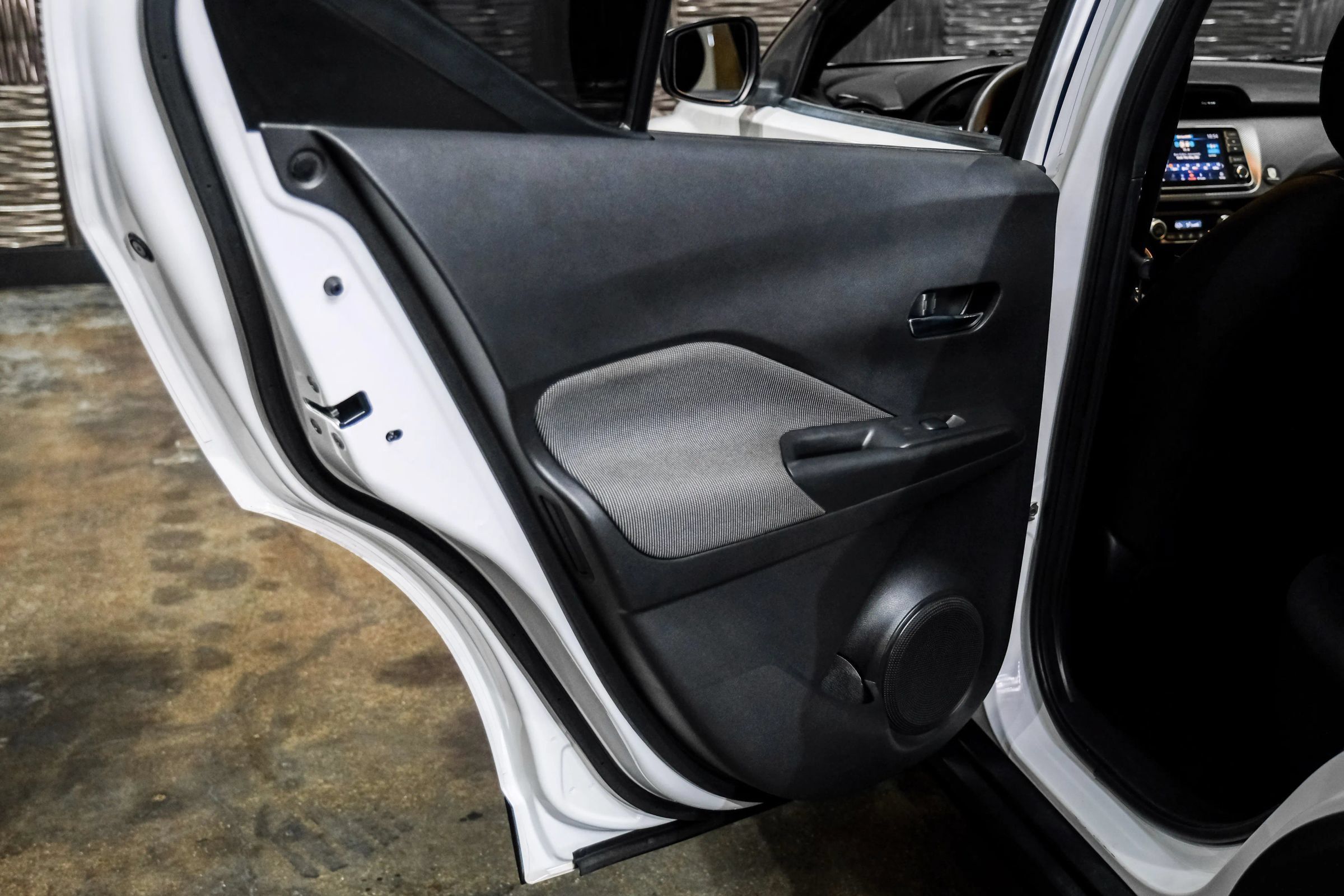 Used 2018 Nissan Kicks SV FWD image 34