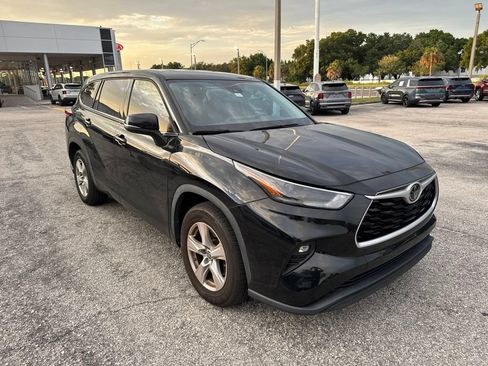 Used 2022 Toyota Highlander LE FWD image 2