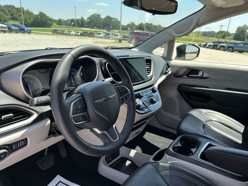 Used 2023 Chrysler Pacifica Touring-L FWD image 9