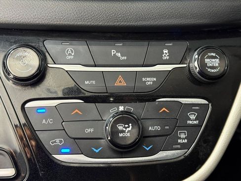 Used 2018 Chrysler Pacifica Touring-L FWD image 17
