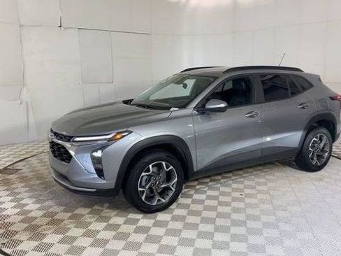 Used 2025 Chevrolet Trax LT FWD image 8