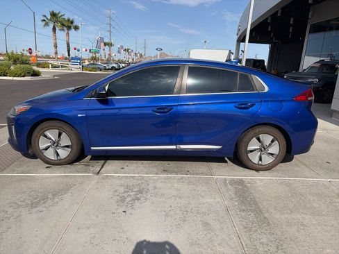 Used 2020 Hyundai Ioniq SE FWD image 2