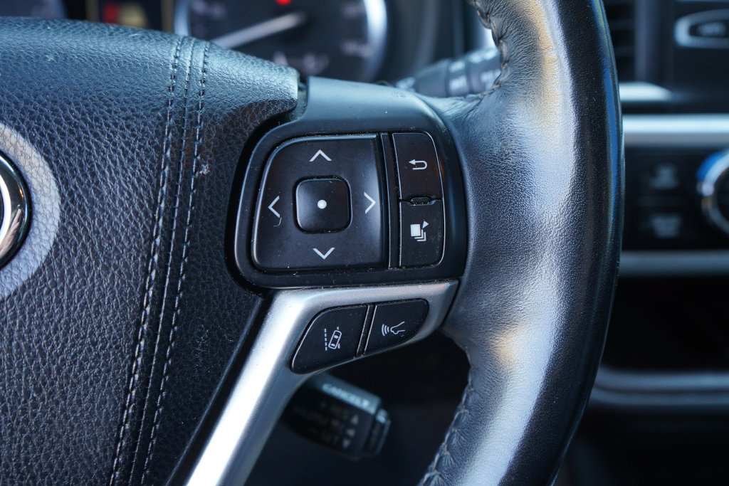 Used 2018 Toyota Highlander XLE AWD/4WD image 17