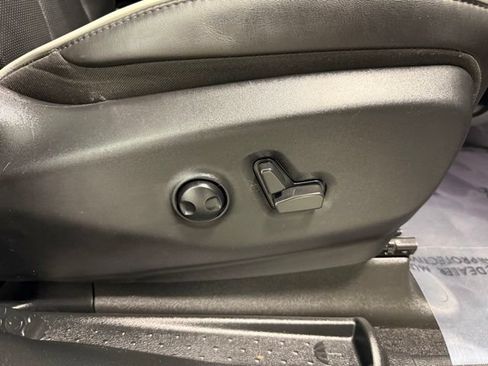 Used 2025 Chrysler Pacifica Limited FWD image 32