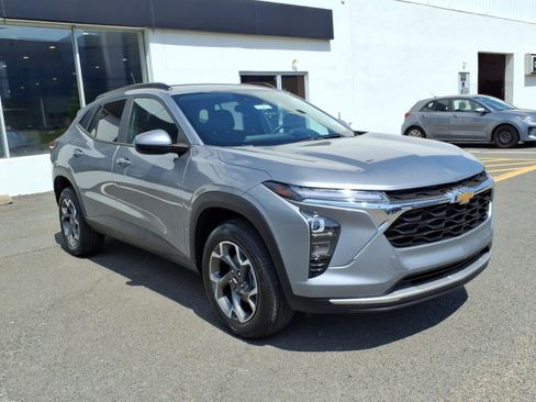 Certified 2024 Chevrolet Trax LT w/ Driver Confidence Package FWD image 1