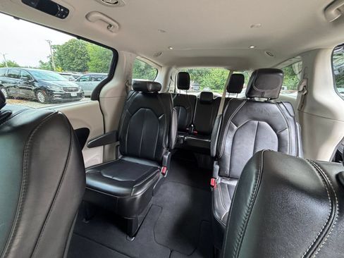 Used 2024 Chrysler Pacifica Touring-L FWD image 40