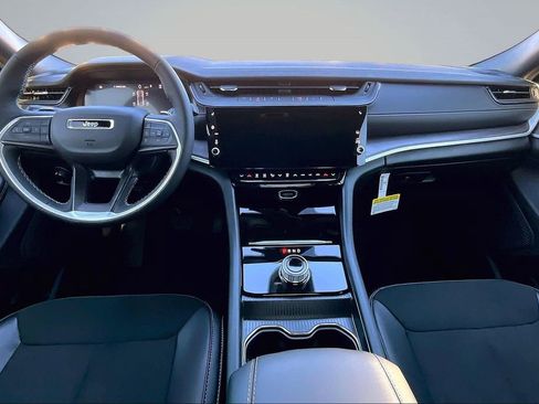 New 2026 Jeep Grand Cherokee Altitude image 5