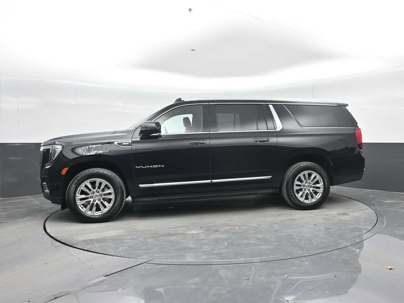 Used 2024 GMC Yukon XL SLT w/ SLT Luxury Package AWD/4WD image 4