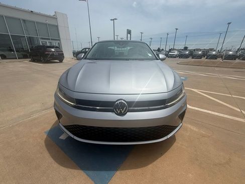 Used 2025 Volkswagen Jetta SE FWD image 3
