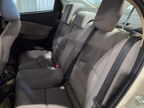 Used 2020 Toyota Yaris L image 7