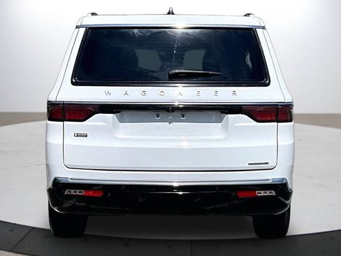 Used 2024 Jeep Wagoneer L Series II w/ Flexible Seating Group AWD/4WD image 8