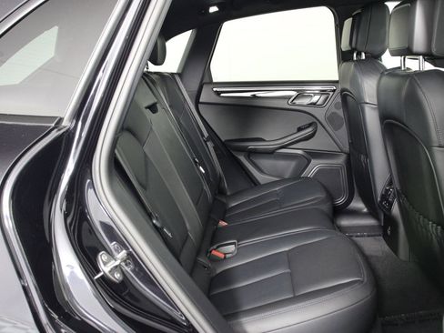 Certified 2023 Porsche Macan AWD/4WD image 32