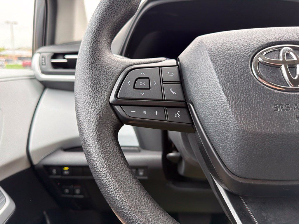 Used 2025 Toyota Sienna LE AWD/4WD image 17