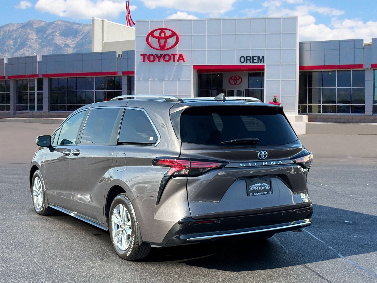 Used 2023 Toyota Sienna Limited FWD image 6