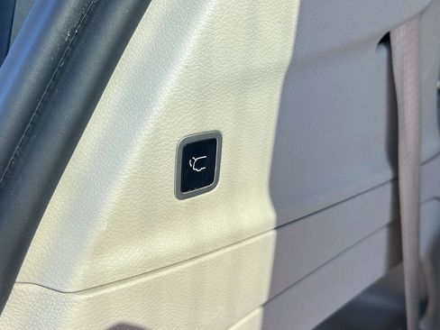 Used 2023 Chrysler Pacifica Touring-L FWD image 32