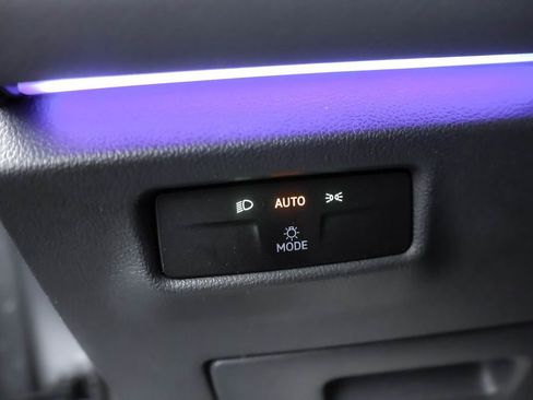 Used 2025 Volkswagen Tiguan SE image 15