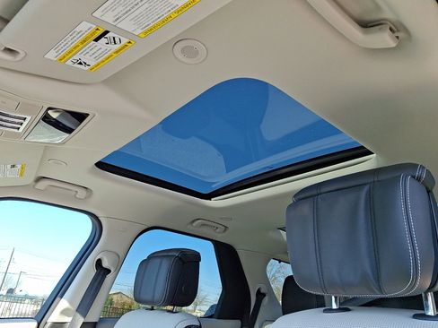 Used 2025 Land Rover Discovery Dynamic SE image 14