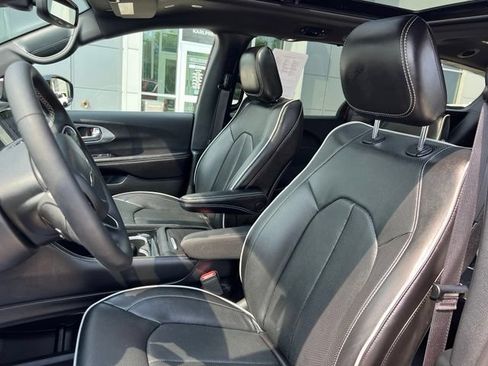 Used 2026 Chrysler Pacifica Limited FWD image 24