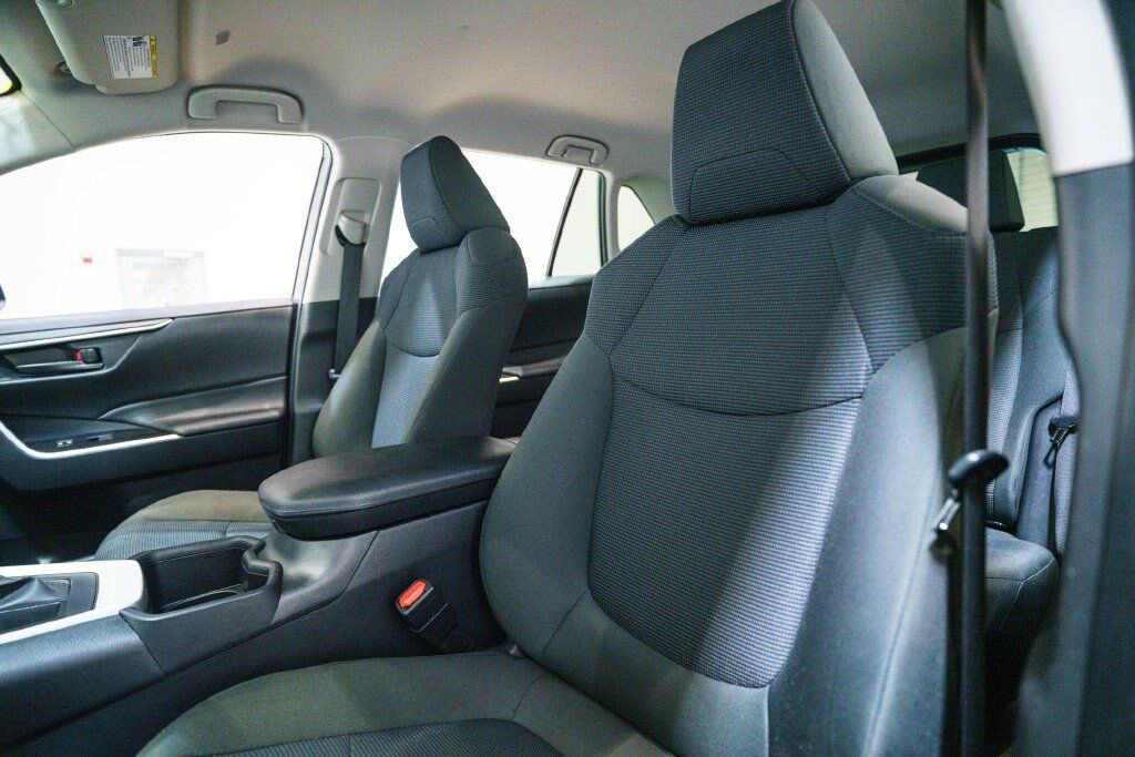 Certified 2025 Toyota RAV4 LE AWD/4WD image 5
