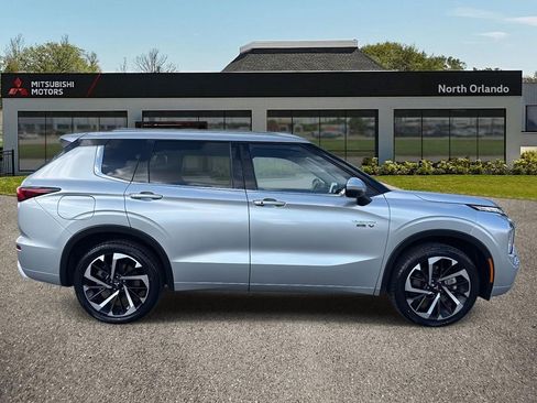 Used 2025 Mitsubishi Outlander SEL image 2