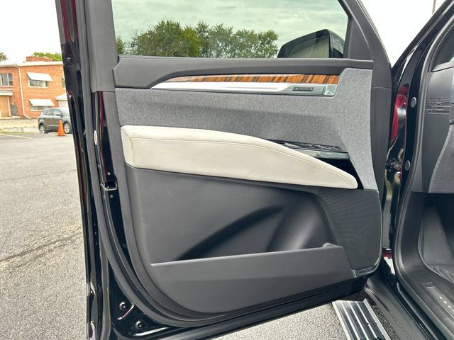 Used 2025 Cadillac Escalade Sport Platinum w/ LPO, Floor Liner Package AWD/4WD image 37