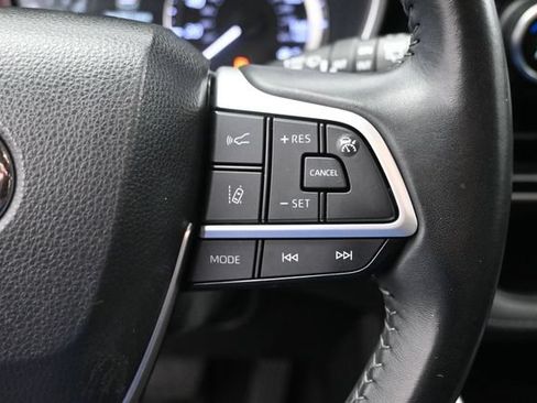 Used 2023 Toyota Highlander XLE FWD image 32