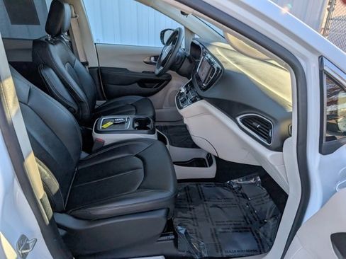 Used 2024 Chrysler Pacifica Touring-L image 27