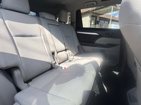 Used 2019 Toyota Highlander LE FWD image 14