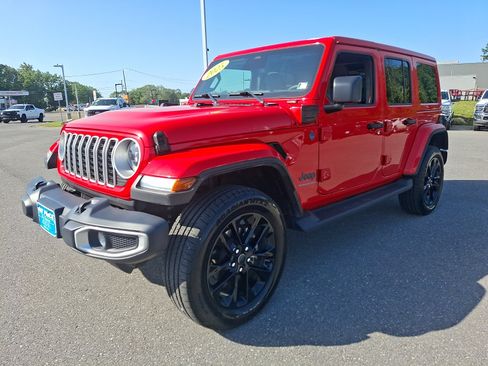 Used 2025 Jeep Wrangler Unlimited Sahara AWD/4WD image 3
