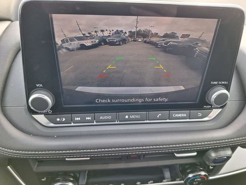 Used 2025 Nissan Rogue SV w/ SV Premium Package image 15