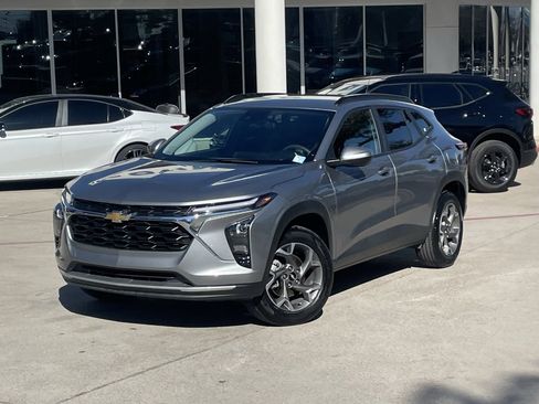 Used 2025 Chevrolet Trax LT image 9