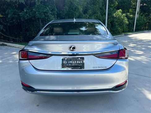 Certified 2025 Lexus ES 300h w/ Premium Package image 6