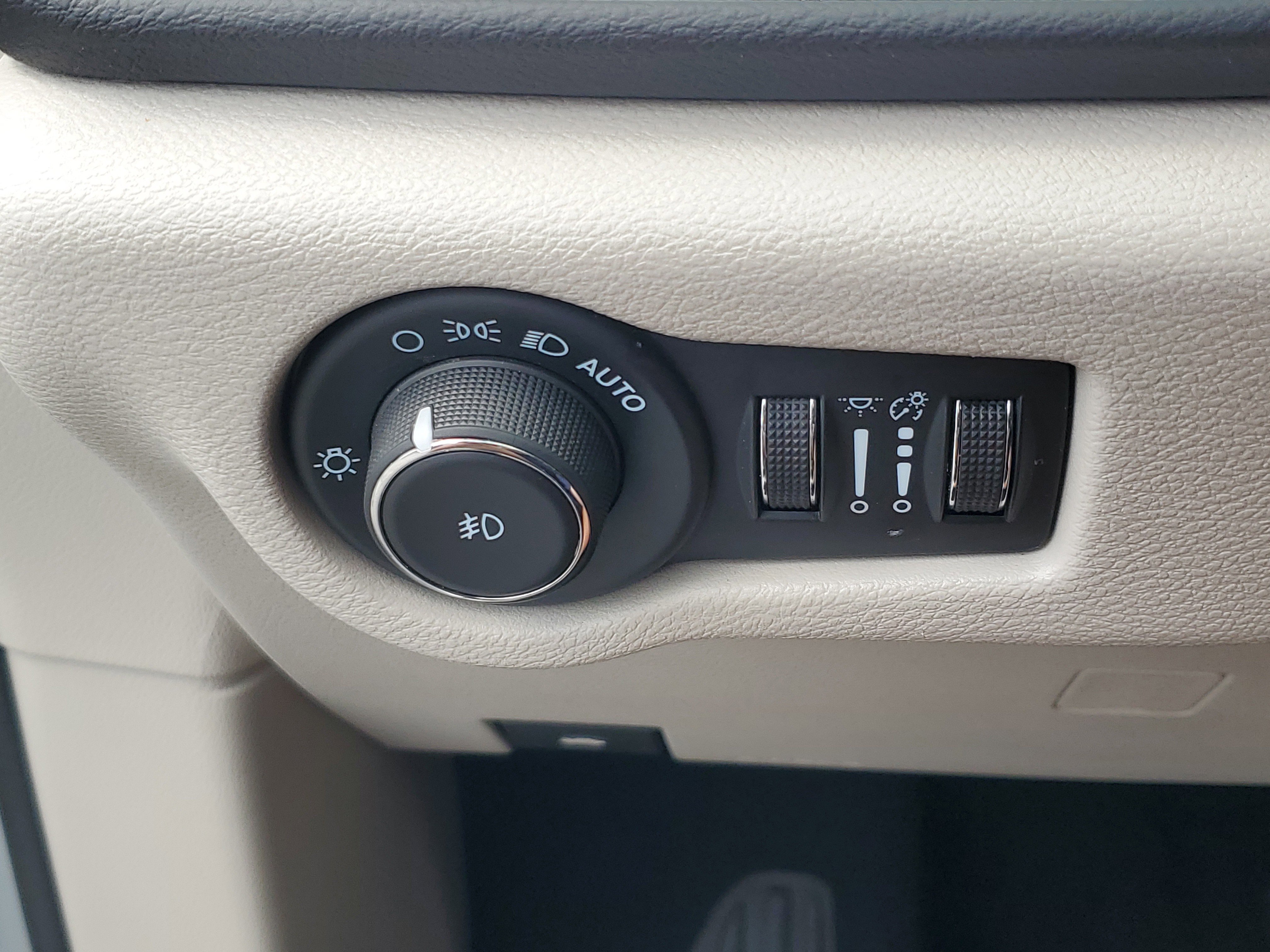 Used 2024 Chrysler Pacifica Touring-L FWD image 24