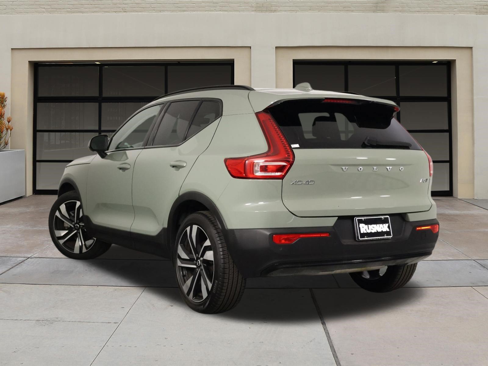 Used 2024 Volvo XC40 B5 Plus w/ Protection Package Premier AWD/4WD image 2