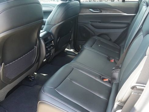 New 2025 Jeep Grand Cherokee Limited w/ Black Appearance Package AWD/4WD image 11