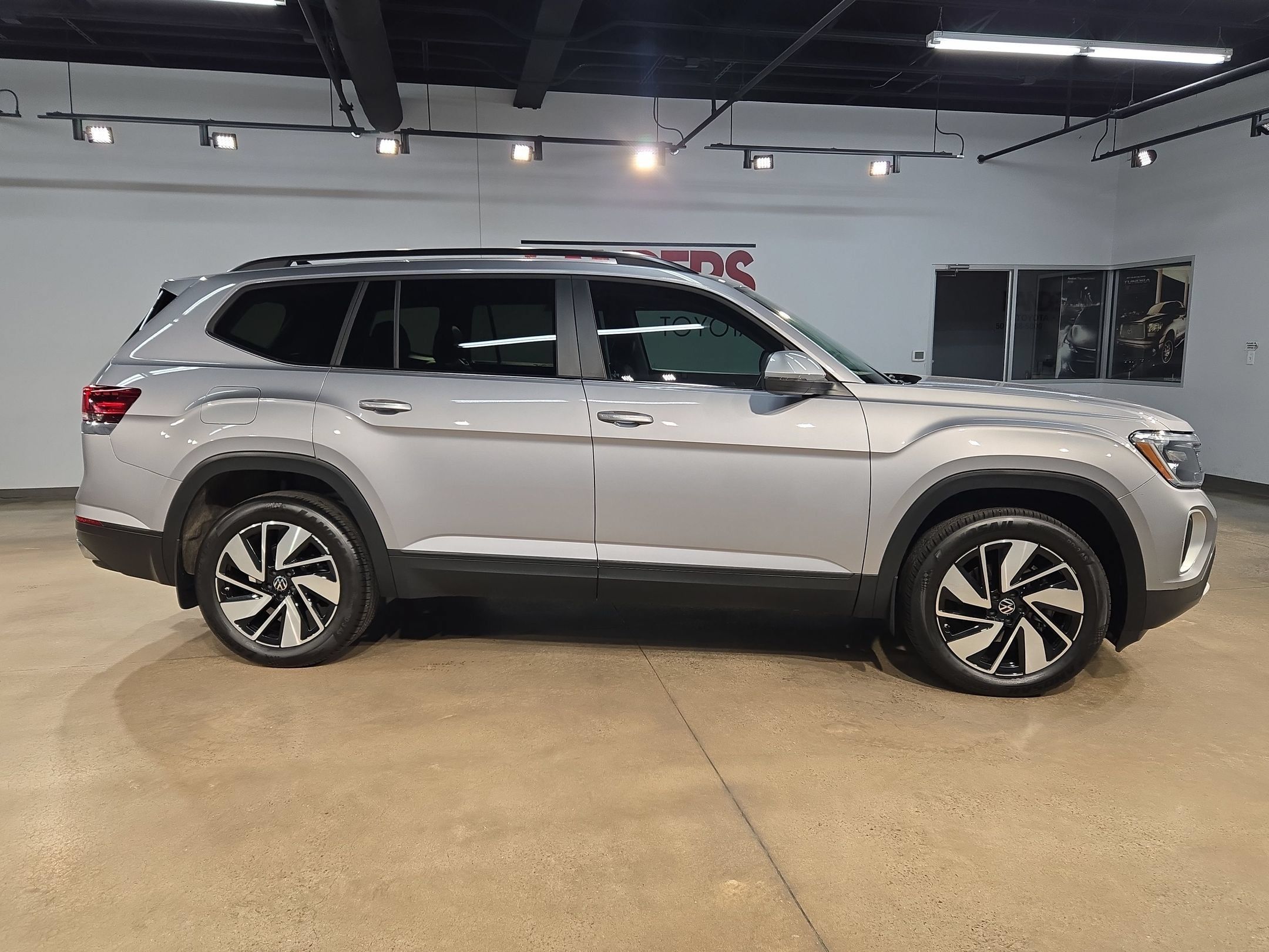 Used 2024 Volkswagen Atlas SE FWD image 8