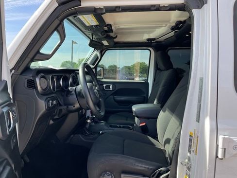 Used 2022 Jeep Gladiator Sport AWD/4WD image 16