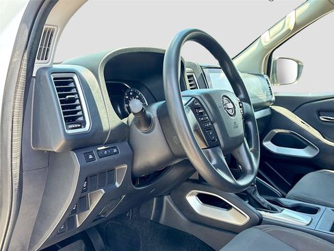 Used 2022 Nissan Frontier SV w/ Technology Package RWD image 9
