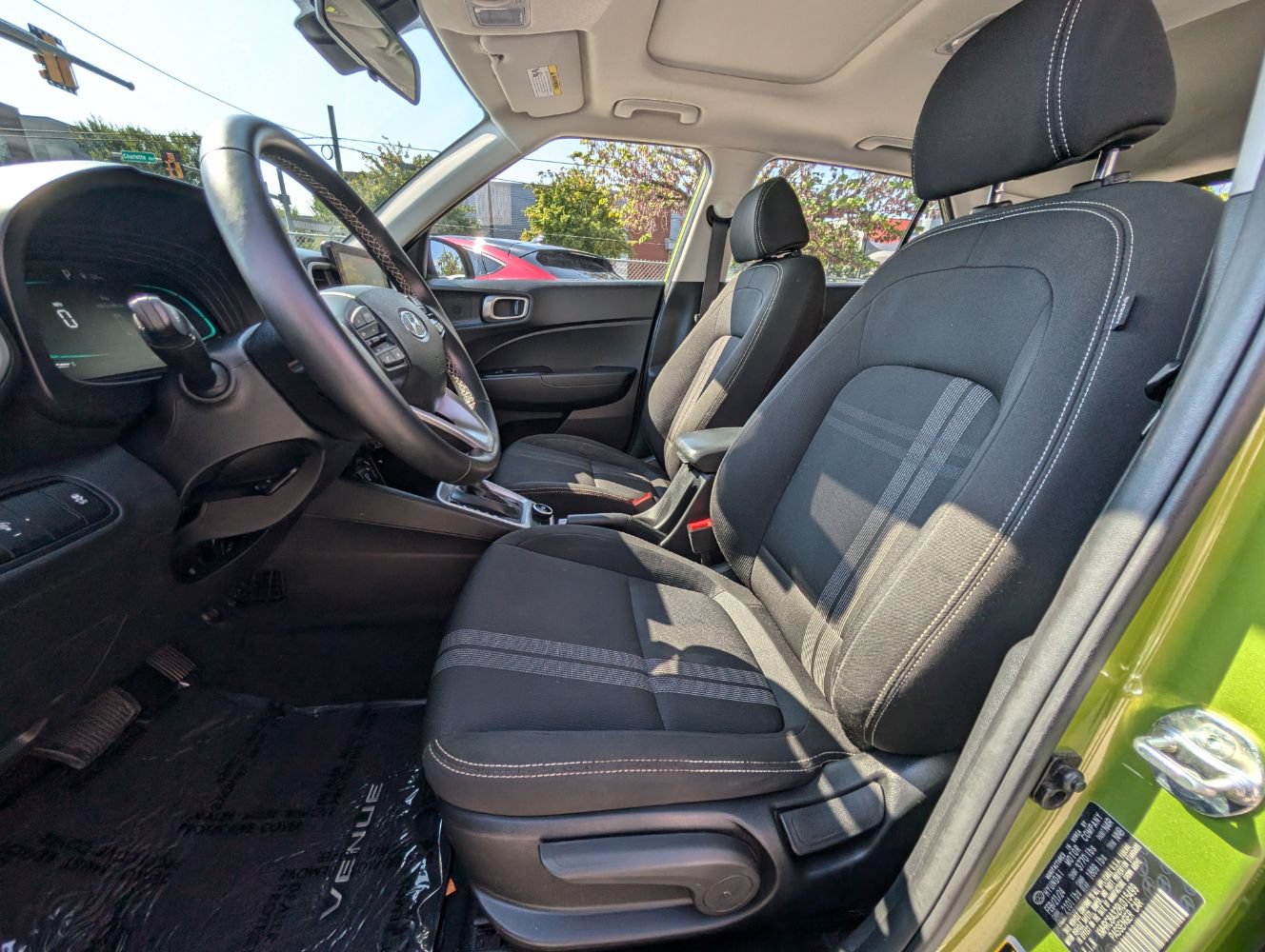 Used 2024 Hyundai Venue SEL FWD image 15